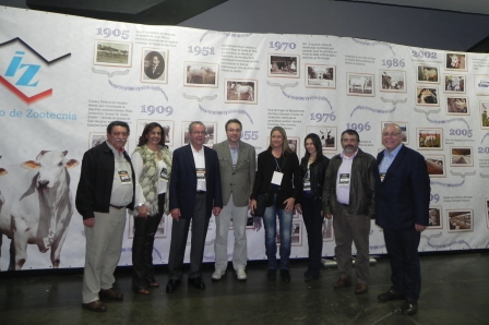 Foto: IZ expoe painel com a linha do tempo sobre a historia da pecuria no IZ, desde 1905. Autoridades de Governo estadual e federal e pesquisadores do IZ